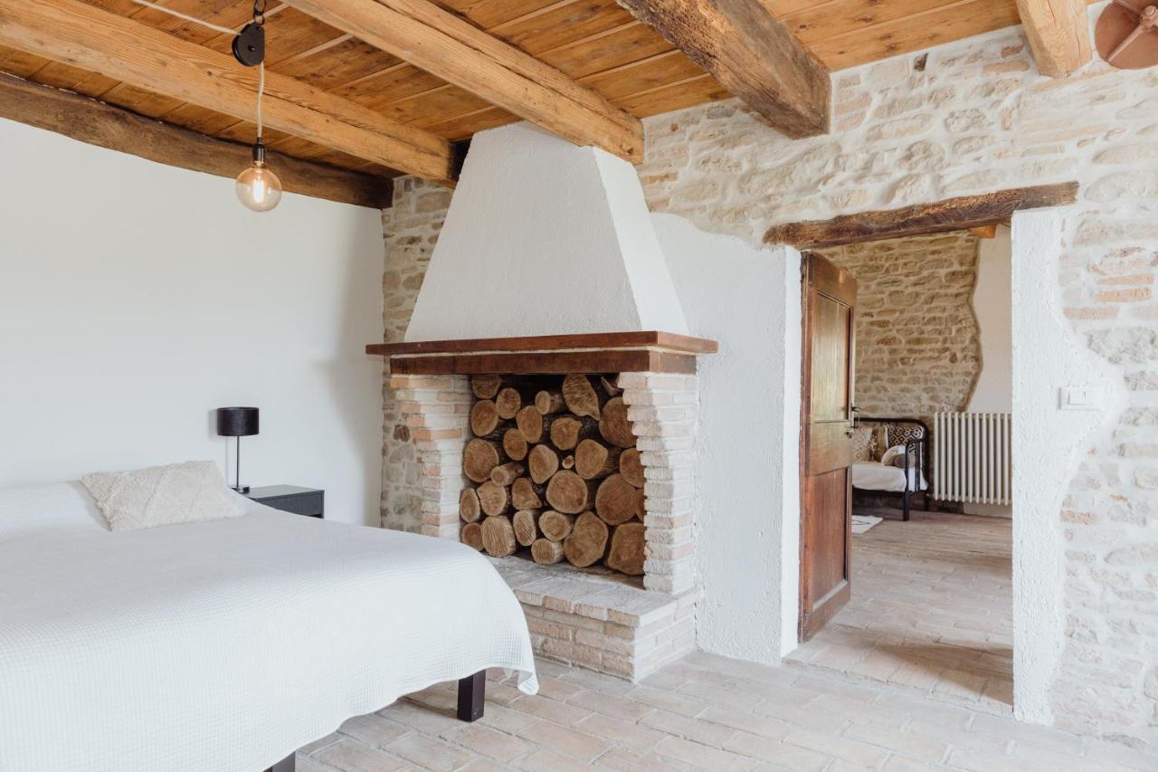 Agriturismo Qui Voglio Monte Roberto Bagian luar foto