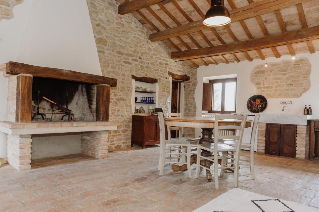 Agriturismo Qui Voglio Monte Roberto Bagian luar foto