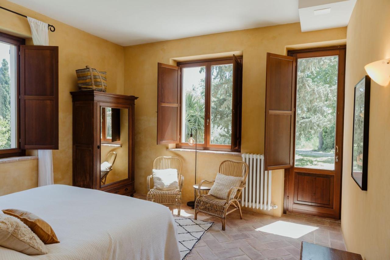 Agriturismo Qui Voglio Monte Roberto Bagian luar foto