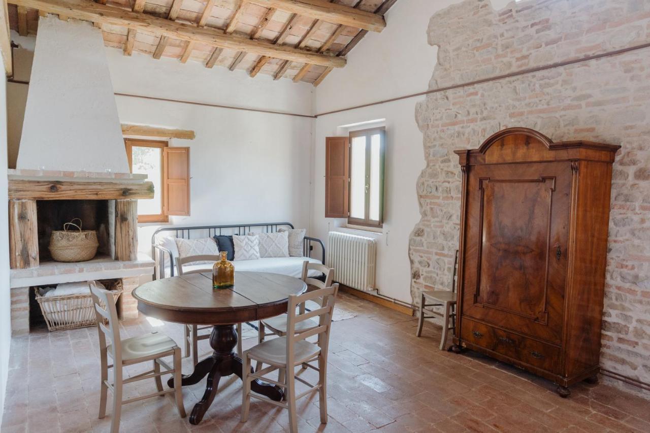 Agriturismo Qui Voglio Monte Roberto Bagian luar foto