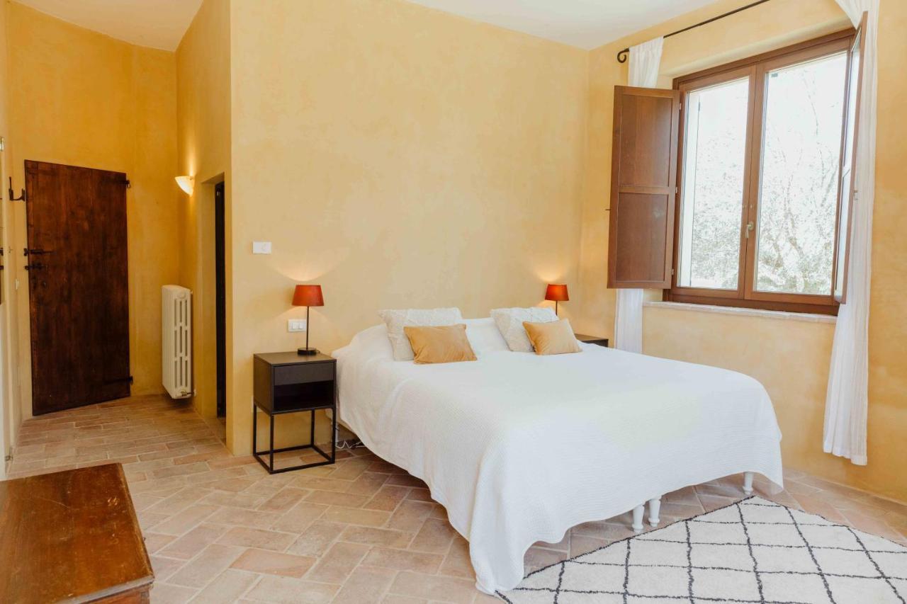 Agriturismo Qui Voglio Monte Roberto Bagian luar foto
