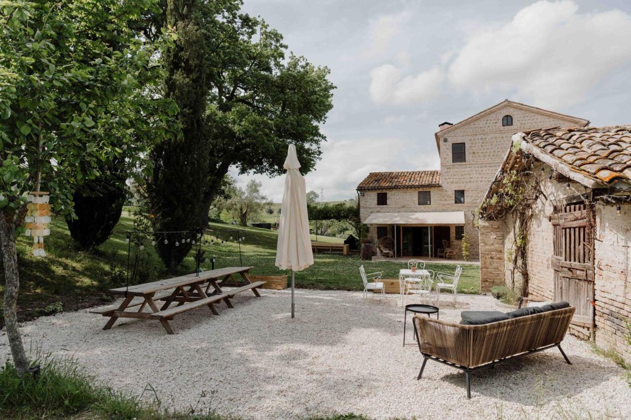Agriturismo Qui Voglio Monte Roberto Bagian luar foto
