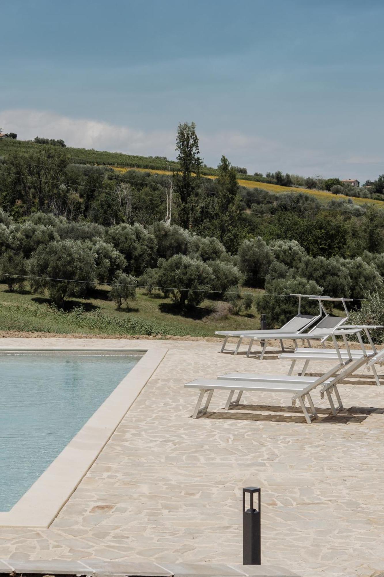 Agriturismo Qui Voglio Monte Roberto Bagian luar foto